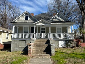 Building Photo - 823 Parkwood Ave