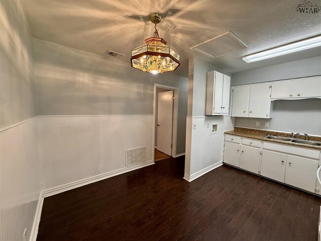 Building Photo - 1609 Las Vegas Trail