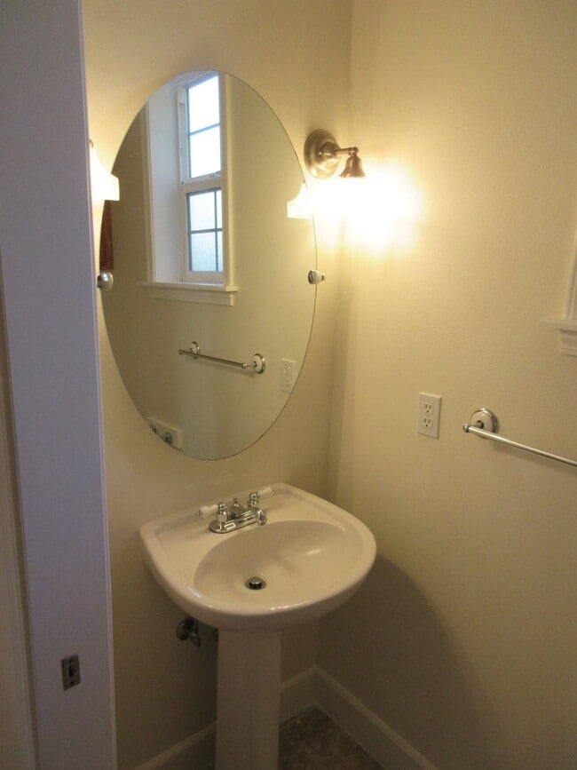 Building Photo - Large 4 Bedroom Home in West Salem