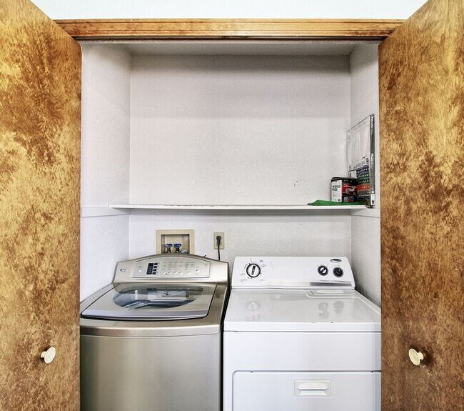 Building Photo - 2 Bed 1 Bath Apartment in Well Maintained Neighborhood!