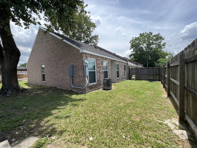 Building Photo - 9033 Pecan Tree Dr