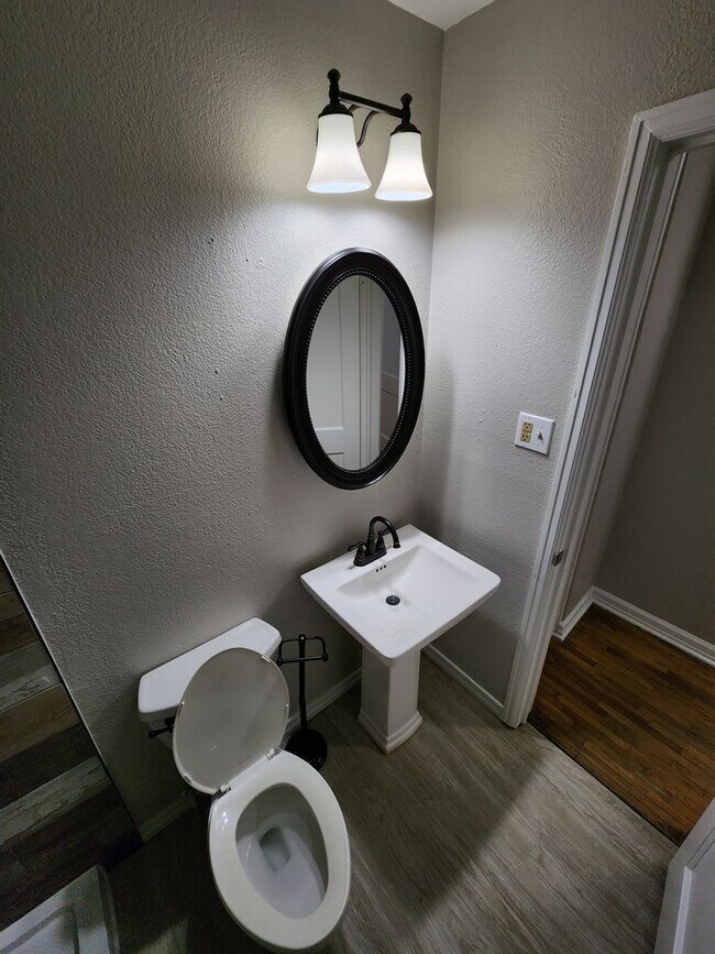 Building Photo - Spacious 3-Bedroom, 2-Bathroom Home AVAILA...
