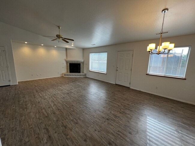 Building Photo - 2045 Sequoia Dr