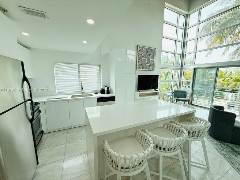 Building Photo - 7700 Collins Ave