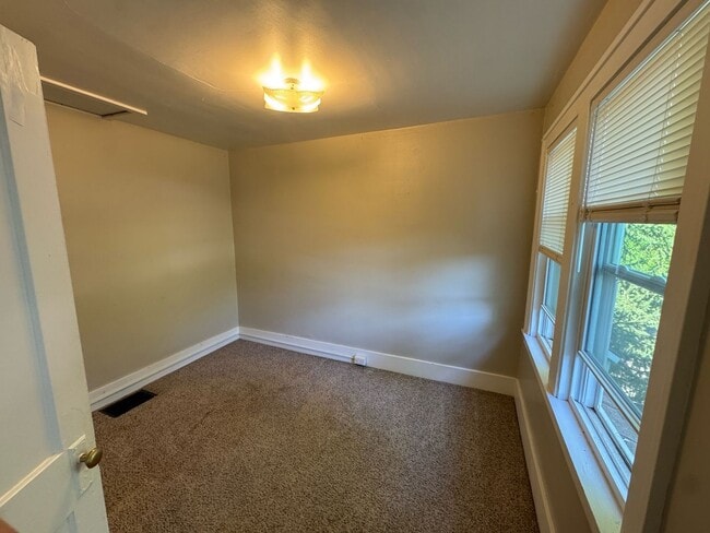 Building Photo - Close to Downtown! Includes washer and dryer