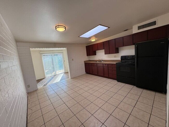 Building Photo - 2Bdm 1 Bath, Washer/Dryer Hookups, Will no last long!