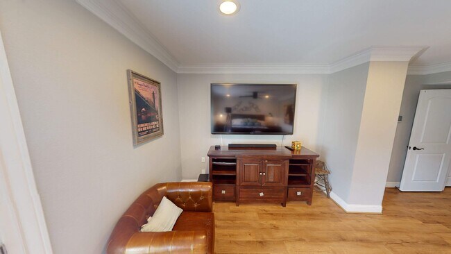 Building Photo - 430 Peninsula Dr