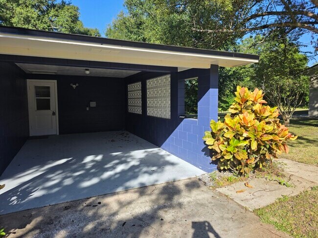 Building Photo - 220 Buena Vista St