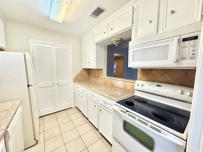 Building Photo - 8915 Emnora Ln