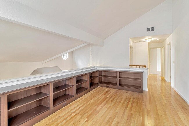 Building Photo - 302 Tadley Ct