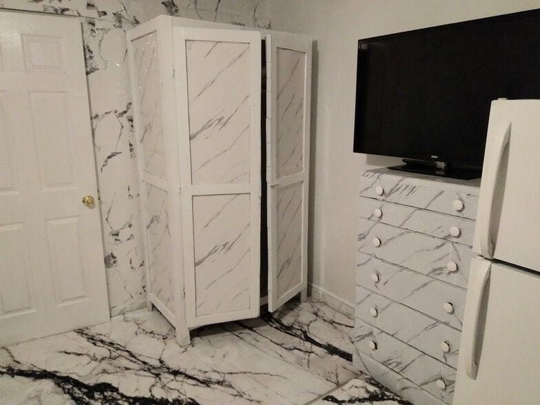 Building Photo - 2380 S Bardell Ave