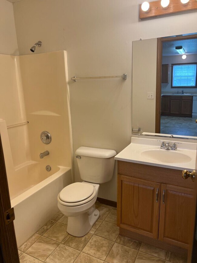 Building Photo - 2626 E Oakbrook Dr
