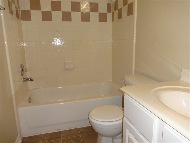 Building Photo - 1819 Manor Dr