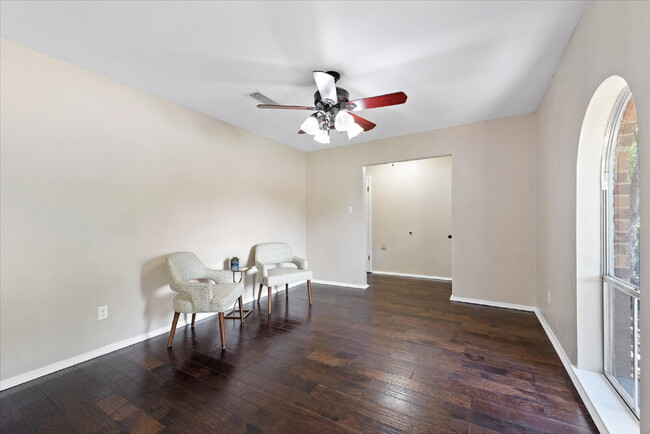Building Photo - "Spacious 4-Bedroom Hardwood & Granite Fin...