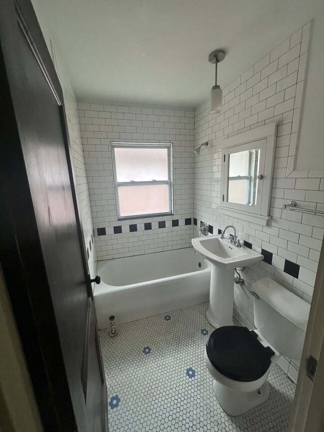 Building Photo - 1 Br / 1 Ba Historical Apartment in a Beau...