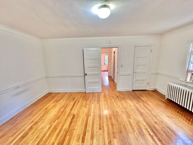 Building Photo - Spacious 6 bedroom 3.5 bath Tudor Townhouse w/Deck close to Georgetown University & Hospital