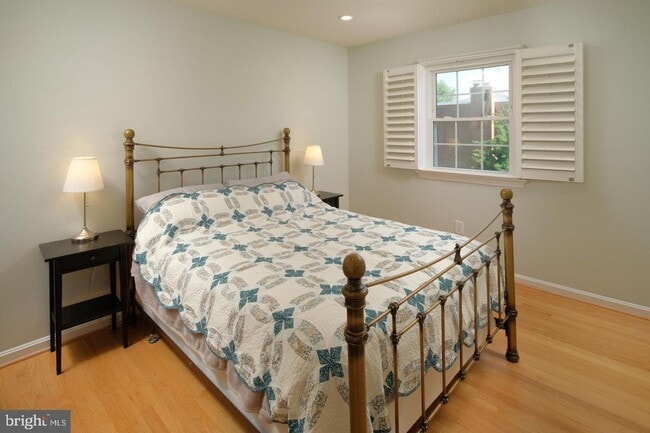 Building Photo - Charming townhome in the heart of McLean !!