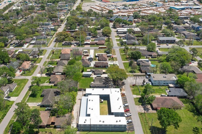 Building Photo - 6403 Sloan St