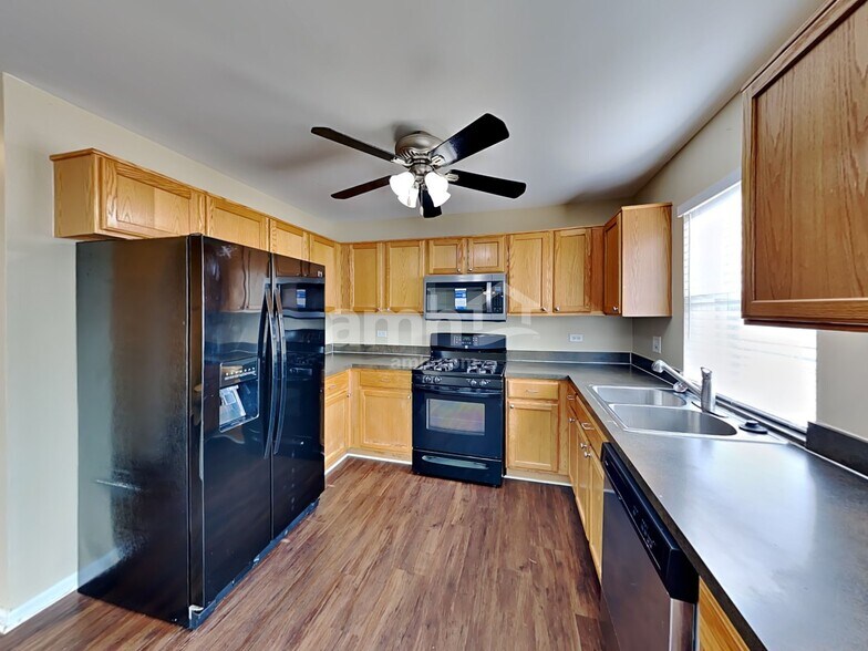 Building Photo - 2123 Red Oak Dr