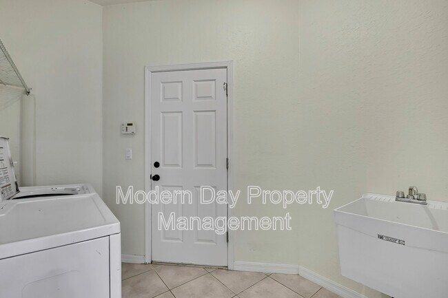 Building Photo - 12052 Jade Ave