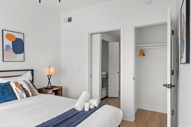 Building Photo - 875 W Pecos Rd