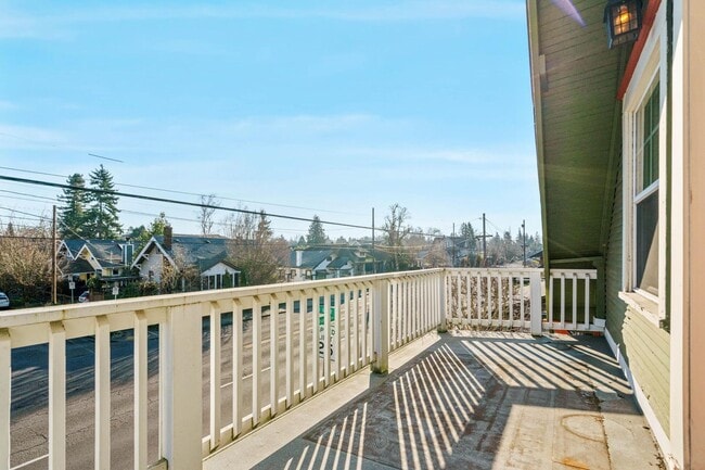 Building Photo - Charming, vintage 2-bdrm/1-bath upper in Richmond neighborhood. W/D, storage, off-street parking
