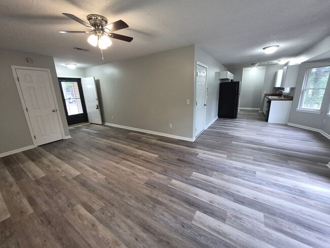Building Photo - NEW LISTING!