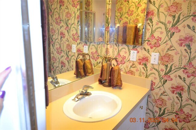 Building Photo - 204 Hemingway Dr