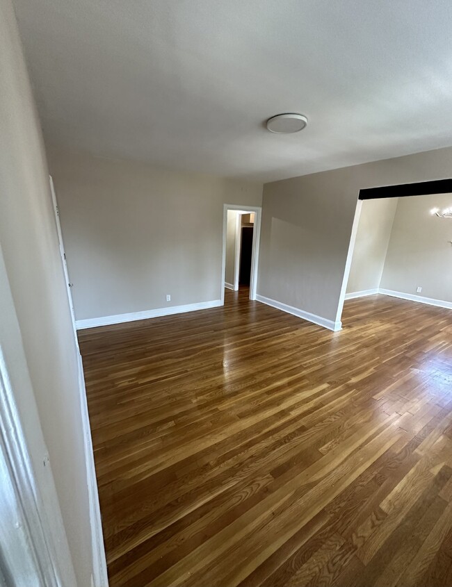 Building Photo - Updated 2 bedroom, 1 bathroom unit in Rich...