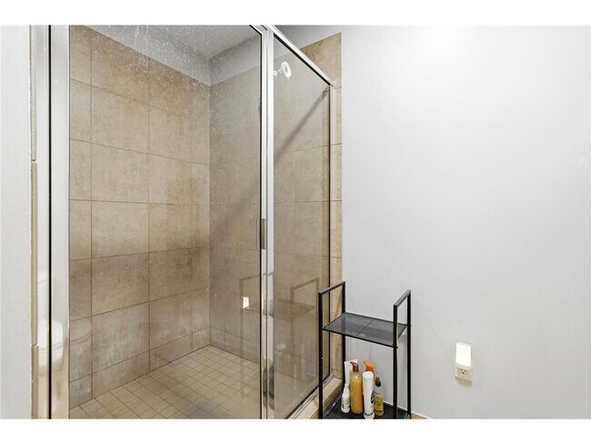 Building Photo - 215 10th Ave S