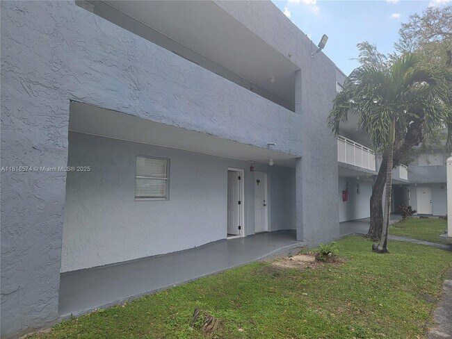 Building Photo - 9371 Fontainebleau Blvd