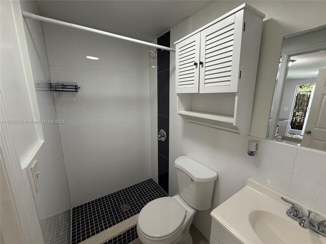 Building Photo - 535 NE 68th St