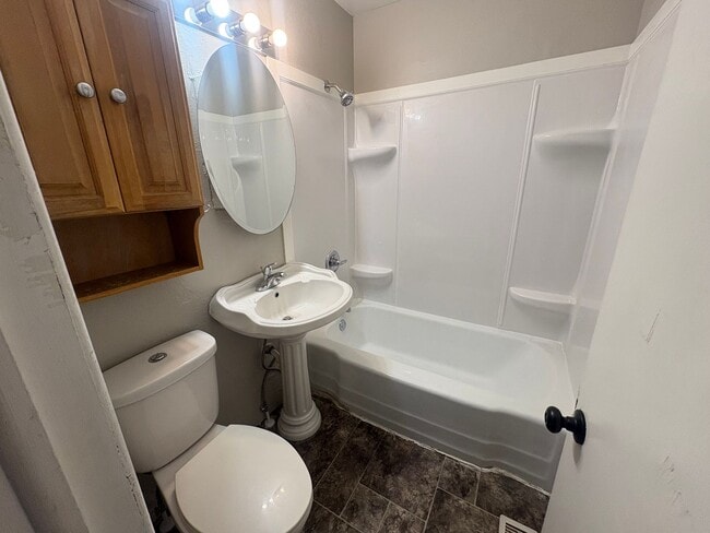 Building Photo - Beautiful 2 bedroom 1 bath with bonus room