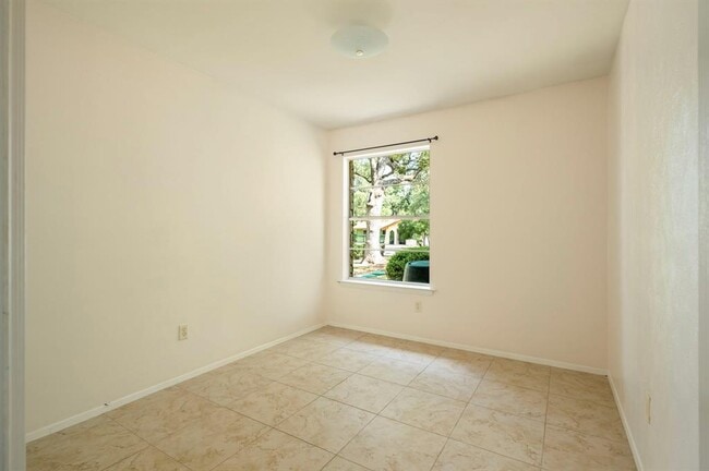 Building Photo - 9404 Shady Oaks Dr