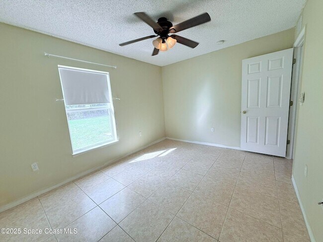 Building Photo - 3232 Wallace Ave