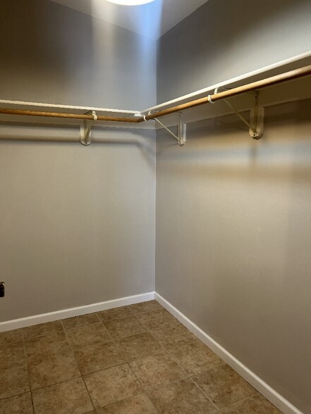 Building Photo - 401 Walnut Ave