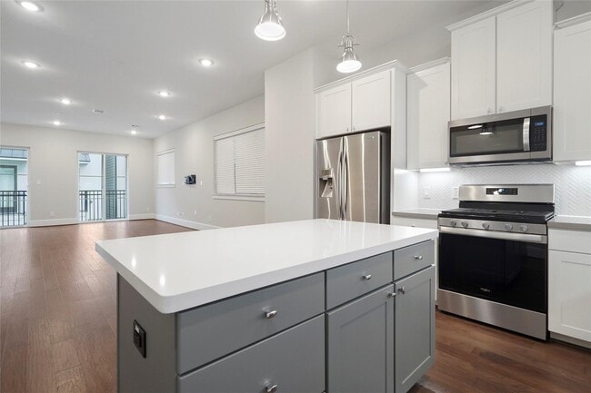 Building Photo - 1268 N Post Oak Rd