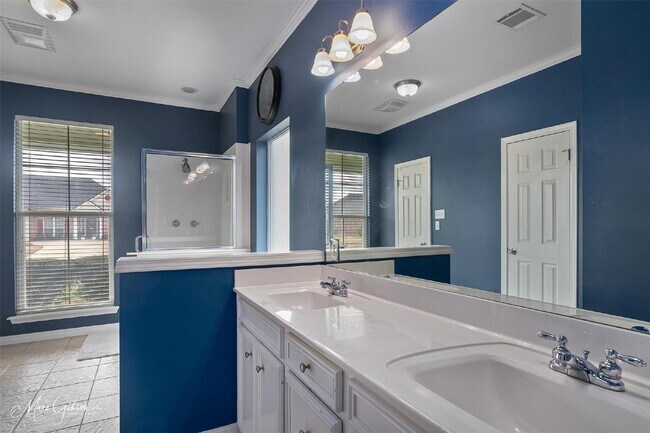 Building Photo - "Charming 3-Bed Sanctuary with Granite Countertops & Cozy Fireplace on Colonial Drive!"