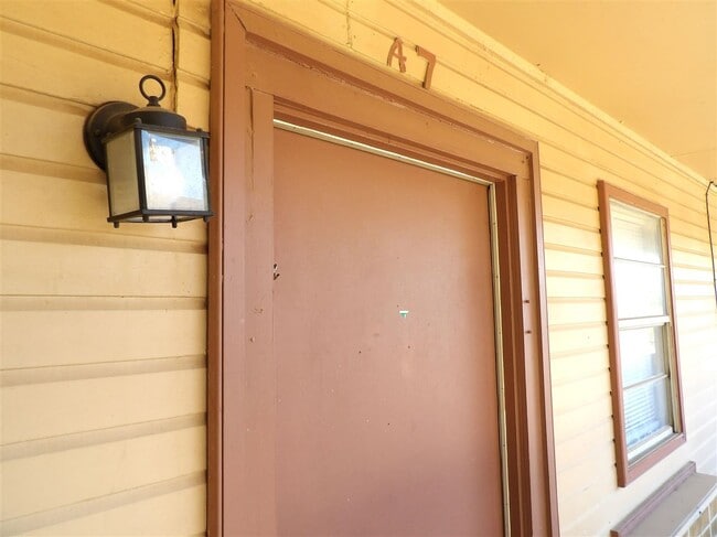 Building Photo - 1707 SW B Ave