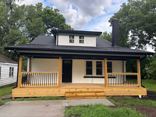 Primary Photo - Beautifully Renovated 6 Bedroom, 2 Bathroo...
