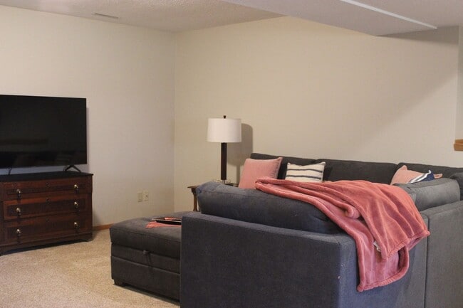Building Photo - Main Floor Living - Updated 2021 - 5 Min from Mayo