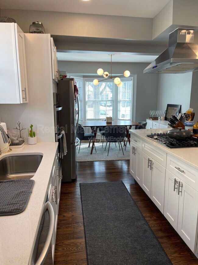 Building Photo - 4119 N Sheridan Ave