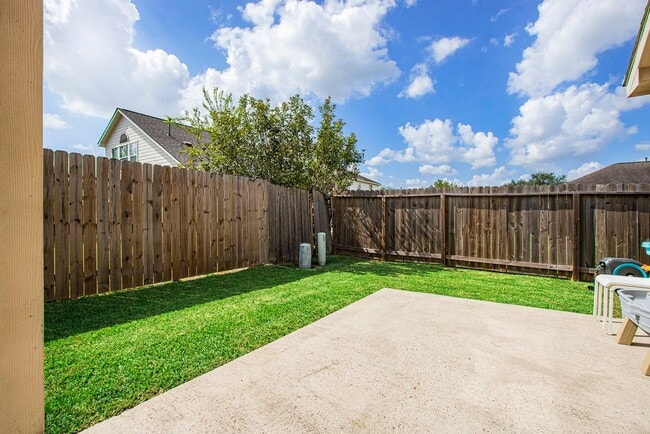 Building Photo - Gorgeous 3BR/2.5 Bath Single Family Home i...