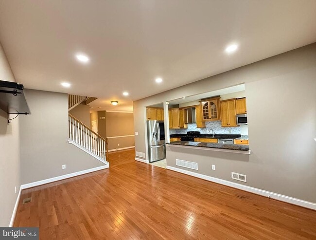 Building Photo - 122 Providence Ln