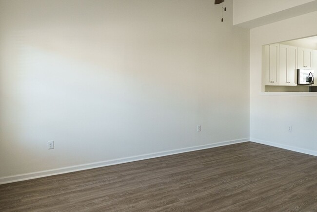 Building Photo - Three Bedroom Townhome