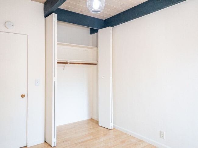 Building Photo - Tranquil Top Floor 1BR/1BA Unit! Large Private Balcony! Tam Valley! Parking! Laundry! Storage! PR...