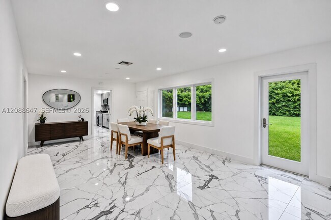 Building Photo - 2105 Alamanda Dr