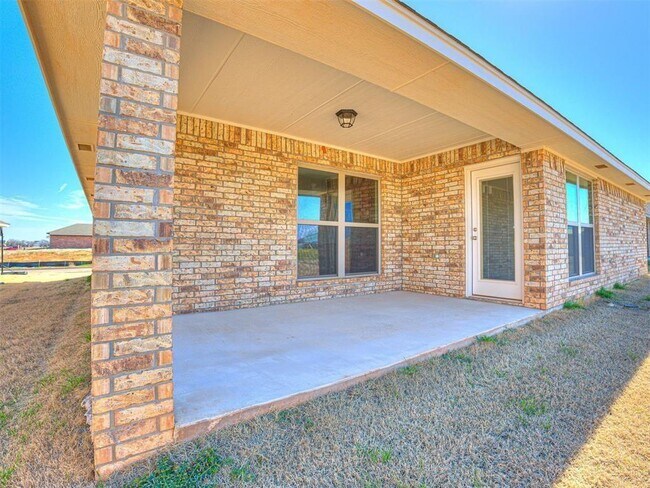 Building Photo - 623 Hackberry Ln