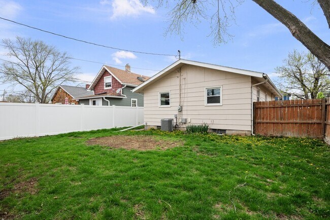 Building Photo - 1815 Cody St