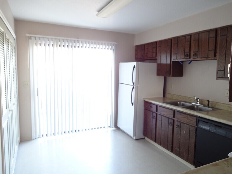 Kitchen - 57 Castle Royal Dr